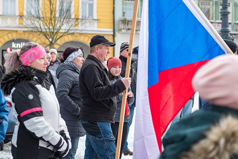 Demonstrace odpůrců protipandemických opatření v Trutnově na Krakonošově náměstí v neděli 23. ledna.