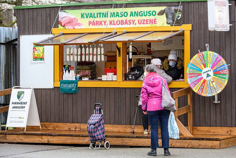 Lidé mohli v sobotu konečně vyrazit na farmářské trhy v Poříčí.