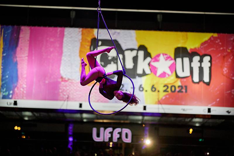 Thula Moon Martin, akrobatka z Havaje, při vystoupení na festivalu Cirk-UFF v Trutnově.