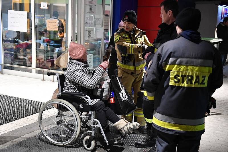 Situace v uprchlickém táboře v polském městě Przemyśl u hranic s Ukrajinou, kudy se denně valí stovky lidí utíkajících před válkou.