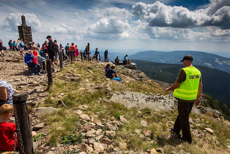 S vysokou návštěvností nejvyšší hory České republiky se pojí i problémy. Stovky turistů porušují zákaz vstupu a piknikují hned za cedulemi se zákazem.