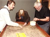 ÚČASTNÍCI dvoudenní konference, která se konala u příležitosti 70. výročí založení podniku Monokrystaly Turnov, si se zájmem prohlíželi kamenářské expozice turnovského muzea. 