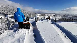 Pracovníci Stezky korunami stromů Krkonoše odklízejí v zimě sníh z cest, po kterých chodí návštěvníci.