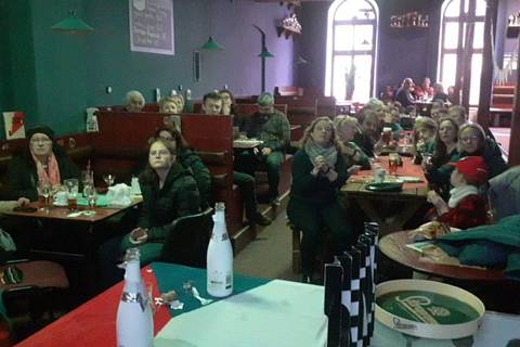 Lidé ve Dvoře Králové nad Labem v restauraci Cosmo Bowling sledovali v sobotu přenos z 2. kola prezidentských voleb.
