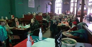 Lidé ve Dvoře Králové nad Labem v restauraci Cosmo Bowling sledovali v sobotu přenos z 2. kola prezidentských voleb.
