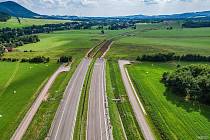Dálnice končí na české louce. Zatímco česká strana musí řešit novou komplikaci kvůli stavbě dálnice D11 u Trutnova, Poláci mají na konci tohoto týdne otevřít dálniční úsek na hranice s Českem do Lubawky.