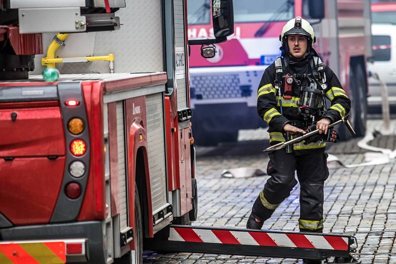 Požár zničil střechu domu na náměstí ve Dvoře Králové nad Labem.