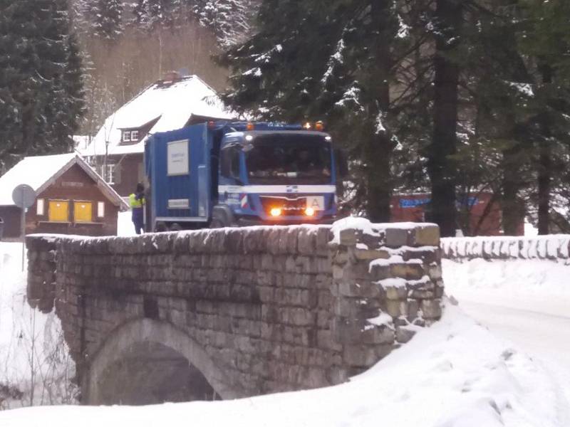 Vánoční svátky znamenají pro popeláře nejvytíženější období v roce. Obzvláště na horách je to pořádná fuška.