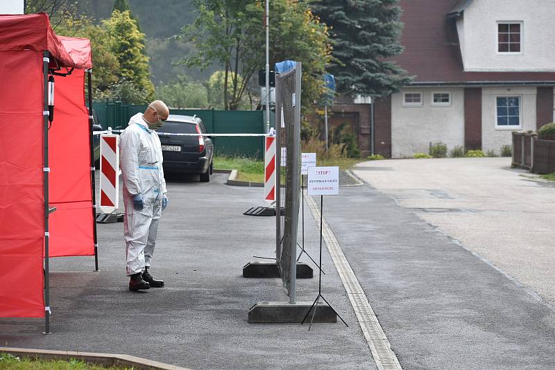 Na Trutnovsku je stanoviště drive-in pro senátní a krajské volby před hasičskou zbrojnicí v Trutnově - Horním Starém Městě. První volič přijel volit v 7.48 hodin.