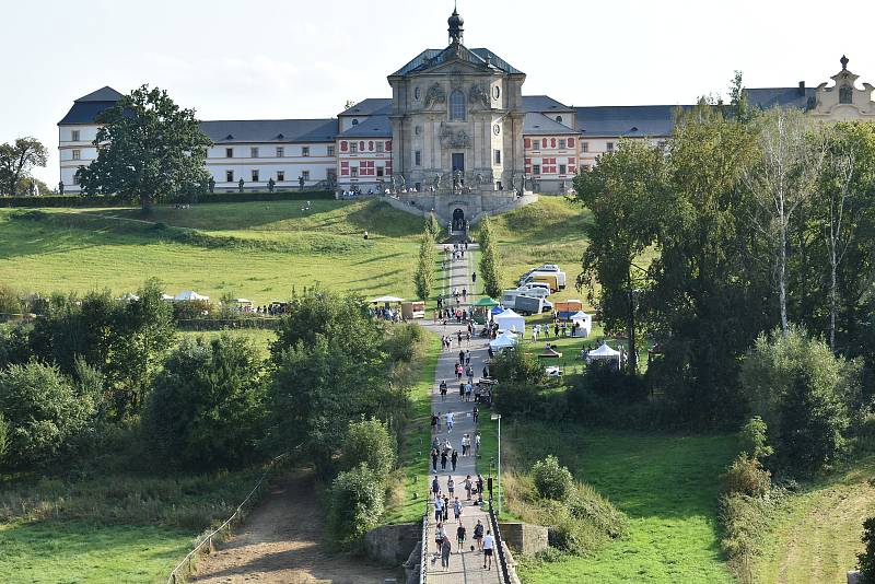 Letošní ročník Vinobraní na Kuksu byl jiný než ty předchozí. Víno neteklo po kaskádovém schodišti, stánky byly rozdělené do čtyř sektorů.