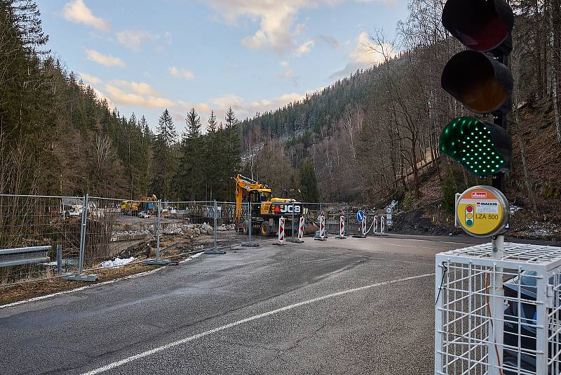 Královéhradecký kraj bourá tři mosty v Temném Dole ve východních Krkonoších na silnici mezi Horním Maršovem a Pecí pod Sněžkou, postaví místo nich nové.