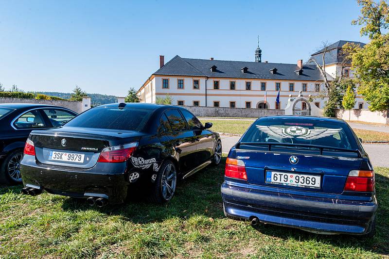 Setkání vozů BMW v areálu hospitálu Kuks.