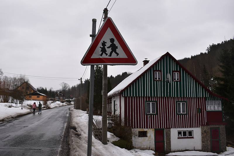 Obyvatelé Babí upozorňují na nebezpečnou situaci s dopravou v městské části Trutnova. Citelně jim chybí chodník.