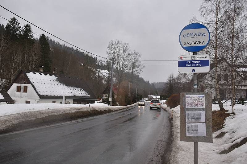 Obyvatelé Babí upozorňují na nebezpečnou situaci s dopravou v městské části Trutnova. Citelně jim chybí chodník.