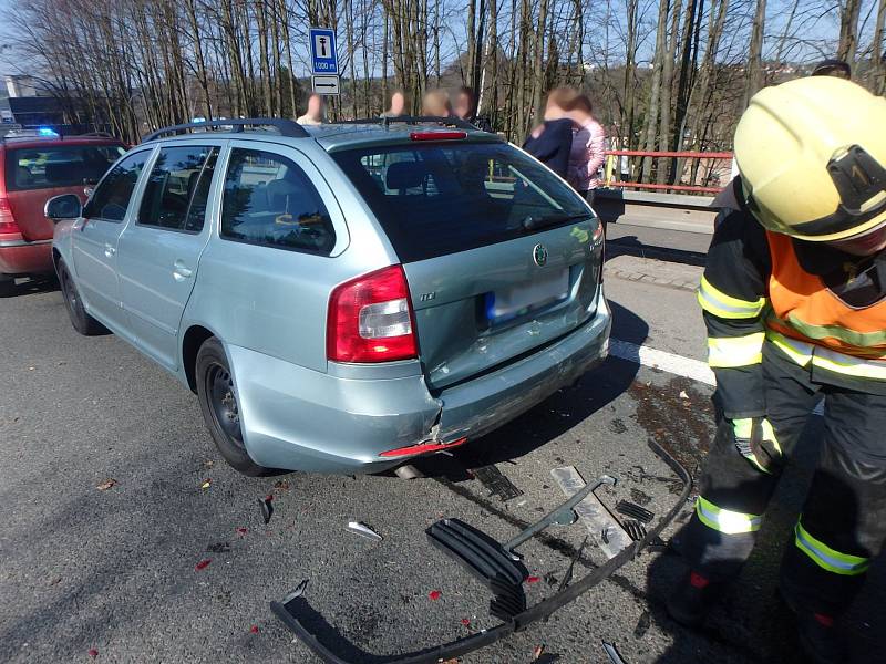 Bouračka tří automobilů se obešla bez zranění.