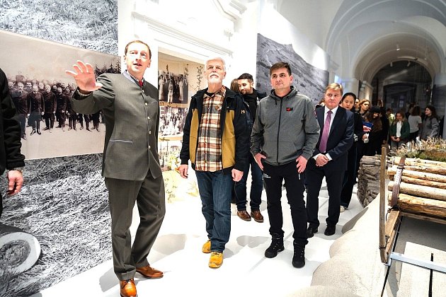 Ředitel Správy KRNAP Robin Böhnisch (vlevo) provedl prezidenta Petra Pavla expozicí Muzea Krkonoš.