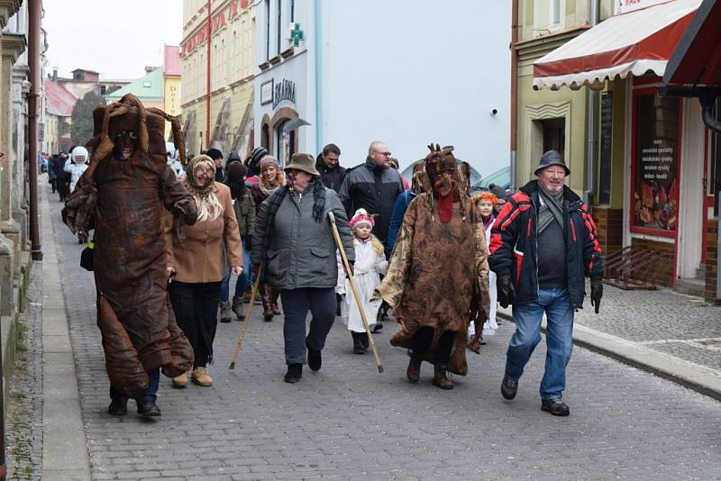 Přehlídkou zajímavých a neobvyklých masek byl masopust v Hostinném. 