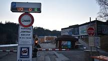 Zeje prázdnotou. Parkoviště u lanovky na Černou horu je opuštěné. V klasické zimní sezoně bylo obvykle napěchované auty.