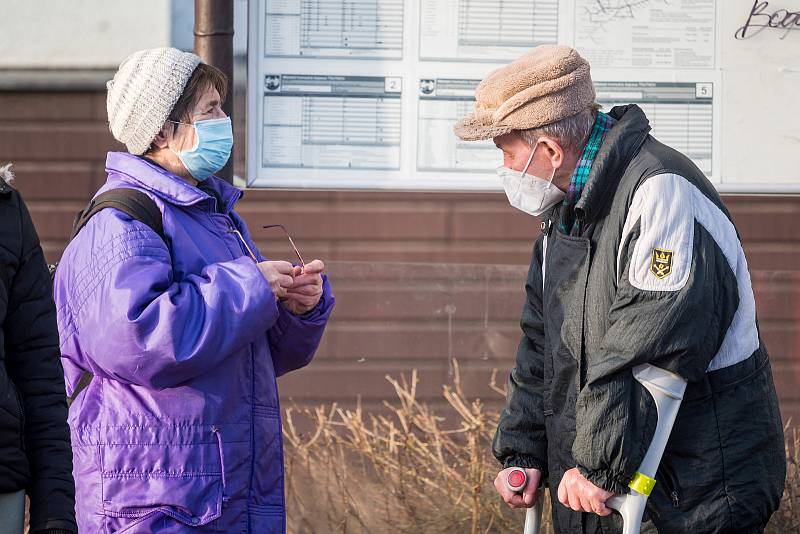 Trutnov ve čtvrtek 25. února. Lidé mají povinnost nosit na frekventovaných místech respirátory nebo dvě chirurgické roušky.