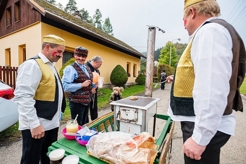 Lidé v Bílé Třemešné si užili Posvícenský průvod.