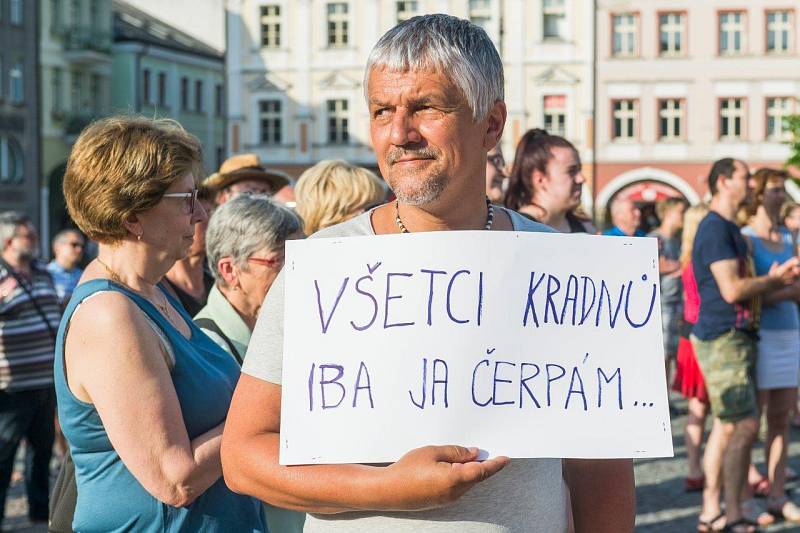 Z trutnovské demonstrace proti Babišovi.