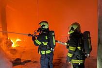 Rozsáhlý požár totálně zničil výrobní halu firmy Hilding Anders Česká republika v Roztokách u Jilemnice.