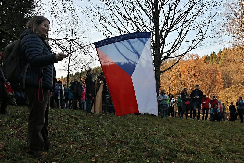 Celou neděli desítky lidí zapalovaly svíčky u chalupy Václava Havla na Hrádečku ve Vlčicích.