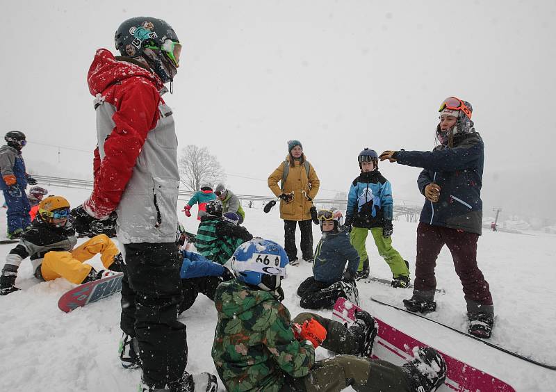 Olympijská vítězka ve snowboard crossu Eva Samková učila děti základům správné techniky jízdy na snowboardu v kempu ve Ski areálu U Slona na Dolní Moravě.