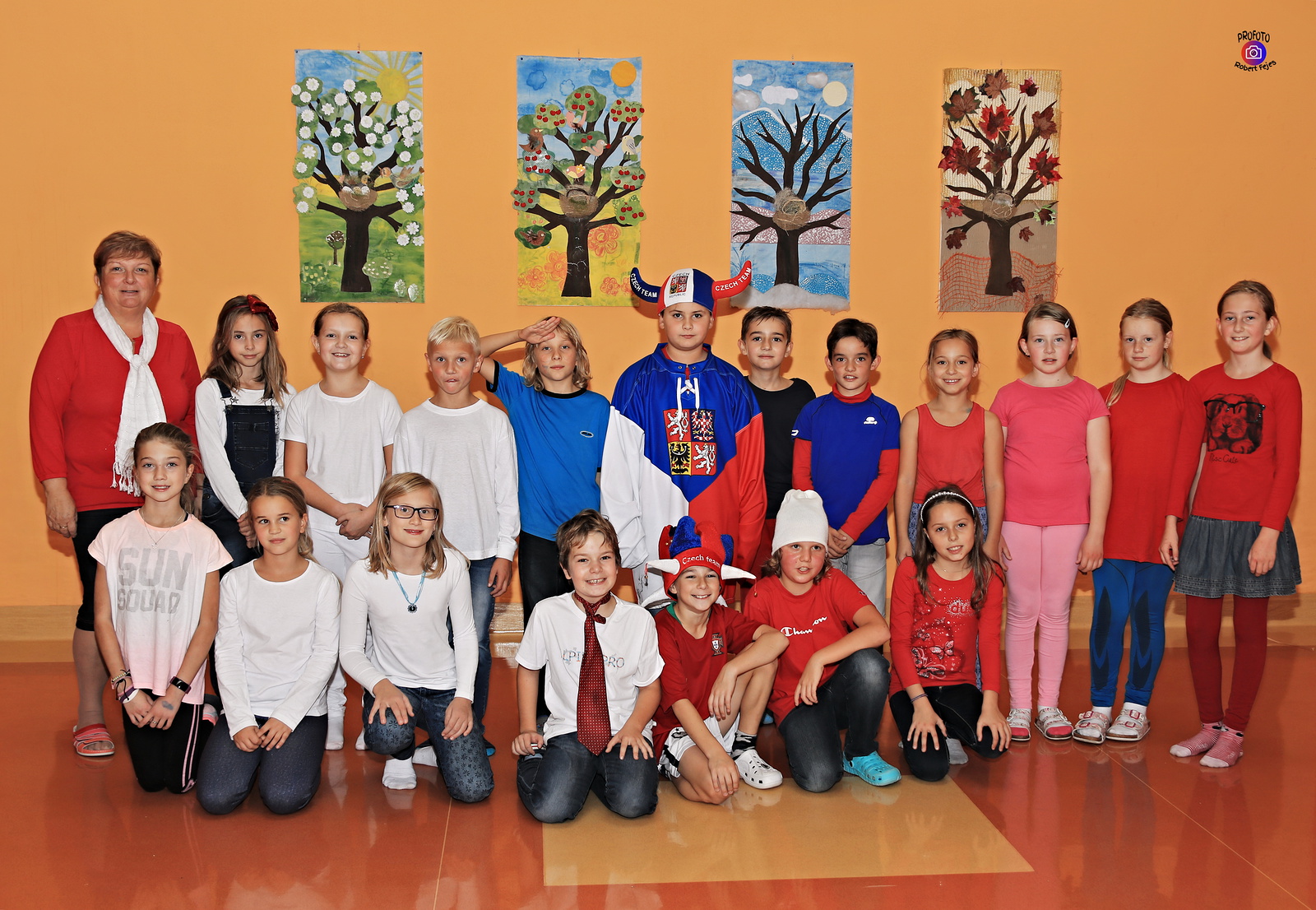 Žáci v Mladých Bukách přišli oblečení v národních barvách - Krkonošský deník