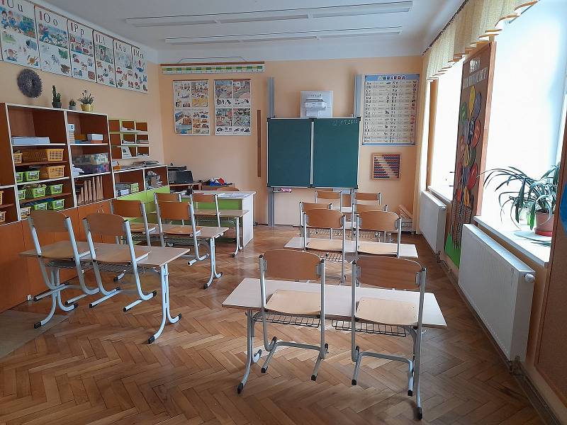 Základní škola ve Velkých Svatoňovicích je malotřídkou. Vyučuje se tam ve třech třídách od prvního do pátého ročníku.