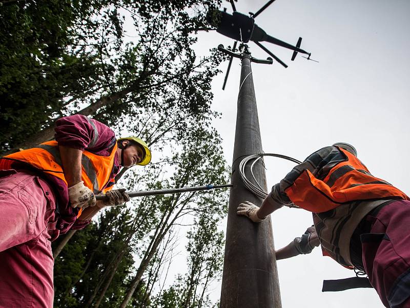V Černém Dole na Trutnovsku byly usazeny nové stožáry elektrického vedení. Kvůli nepřístupnému terénu pro jeřáb musel stožáry usadit speciální vrtulník.