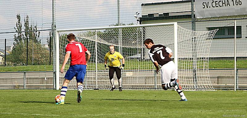 Dva slepené góly rozhodly zajímavý souboj vrchlabské rezervy (červené dresy) se Sokolem Bílá Třemešná (2:0).