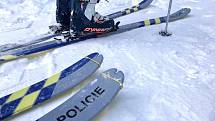Policisté vyrážejí se strážci národního parku na společné hlídky na lyžích.