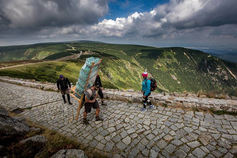 Majitel posilovny ve Vrchlabí Štěpán Domorád překonal rekord. Ze Slezkého domu na Sněžku vynesl 170 kilogramů.