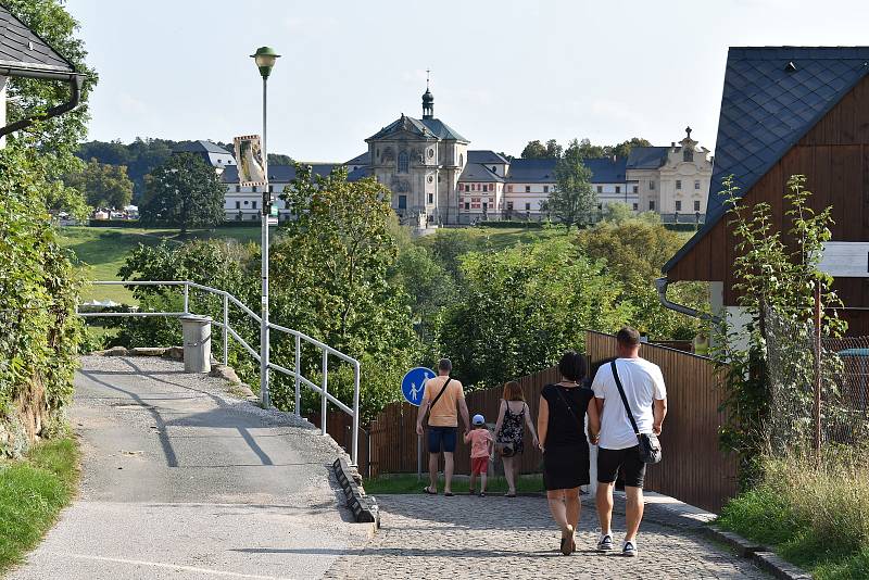 Letošní ročník Vinobraní na Kuksu byl jiný než ty předchozí. Víno neteklo po kaskádovém schodišti, stánky byly rozdělené do čtyř sektorů.