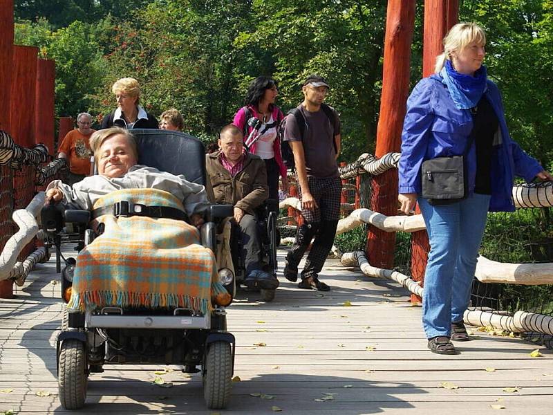 Zoologickou zahradu ve Dvoře Králové navštívil Klub vozíčkářů Trutnov už potřetí. 