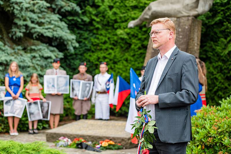 Odhalení kamenů zmizelých veliteli sokolské odbojové skupiny S 21 B Josefu Schejbalovi a jeho spolupracovníkovi Stanislavu Prouzovi v Malých Svatoňovicích.