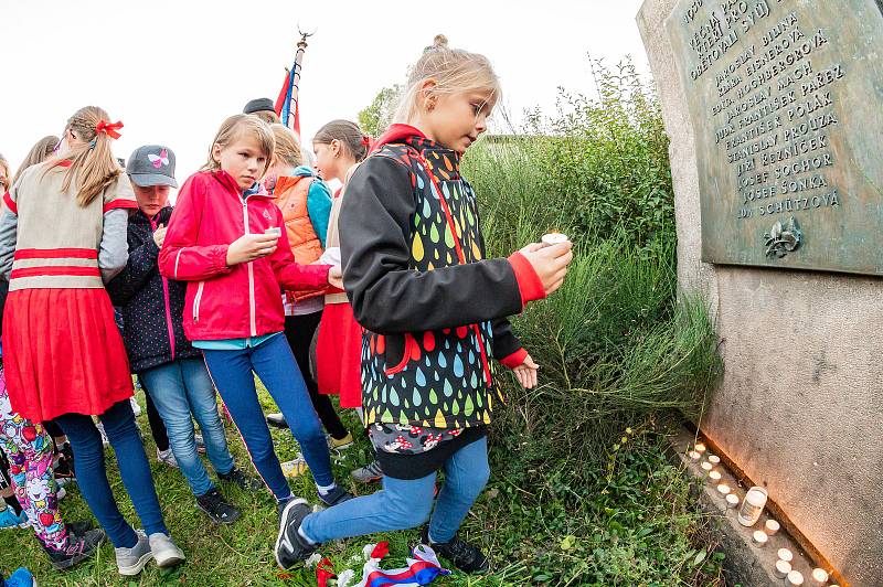 Na památný den sokolstva odhalila královédvorská jednota před budovou gymnázia kameny zmizelých bratrům Josefovi a Pavlovi Sochorovým.