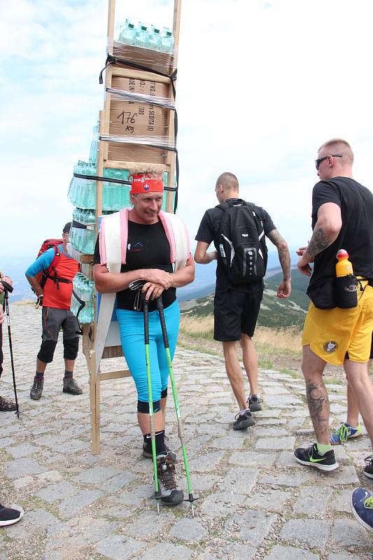 Slovenský horský nosič Vladimír Hižnay donesl na nejvyšší tuzemskou horu rekordních 165,5 kilogramu. Extrémní vynáška nákladu, kterou překonal dosavadní historické maximum, mu přitom trvala pouhé 2 hodiny a 29 minut.