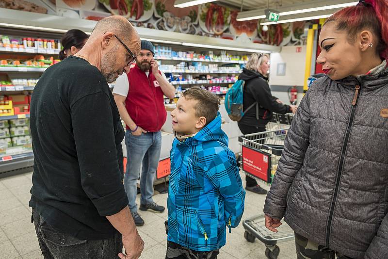 Známý šéfkuchař Zdeněk Pohlreich obsluhoval v sobotu zákazníky v trutnovském Kauflandu.