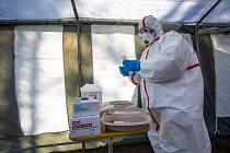 Nemocnice v Trutnově začala odebírat a zpracovávat vzorky s podezřením na koronavirus.