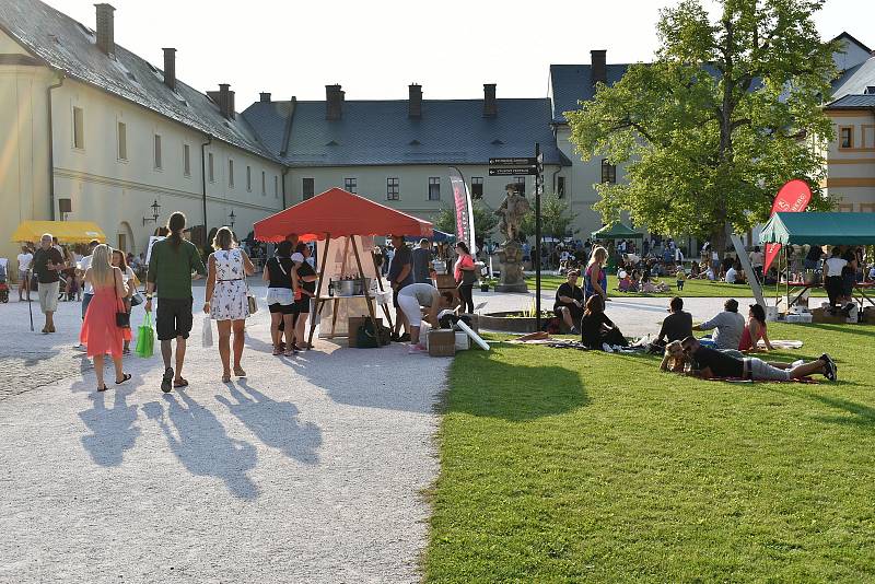 Letošní ročník Vinobraní na Kuksu byl jiný než ty předchozí. Víno neteklo po kaskádovém schodišti, stánky byly rozdělené do čtyř sektorů.