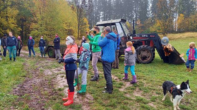 Spolek Pro Hartu vysázel v sobotu ve Vrchlabí 25 stromů v ovocné aleji.