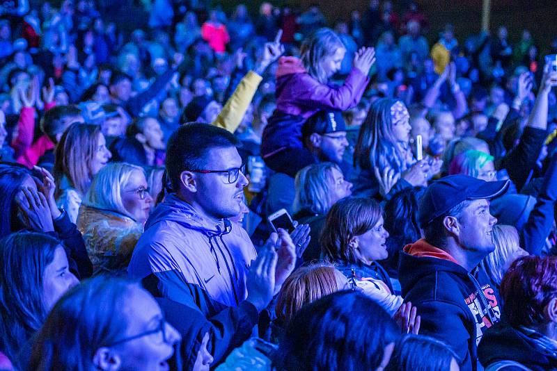 Koncert kapely Chinaski v Trutnově na Bojišti.