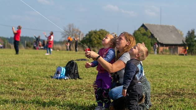 V sobotu se konala v Hostinném drakiáda. Nad město se vzneslo 71 draků.