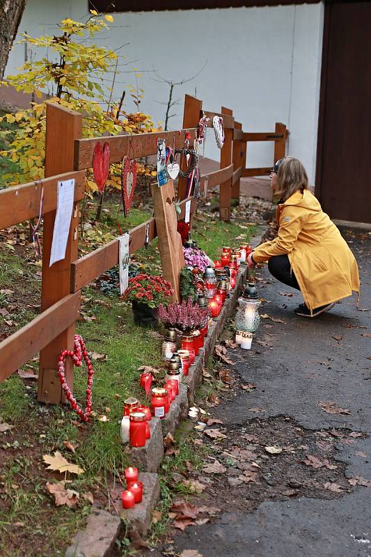 Lidé vyrazili 17. listopadu k chalupě Václava Havla na Hrádeček.