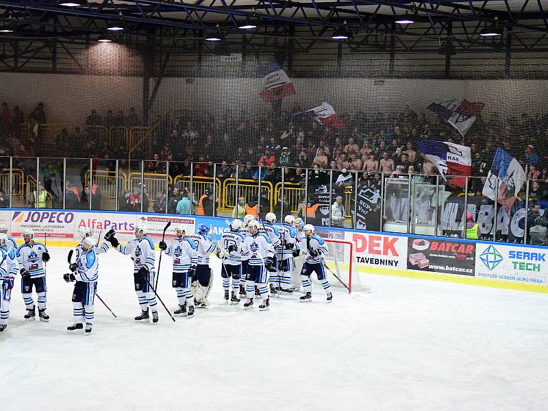 Ve Dvoře Králové nad Labem přišla ve středu na hokej historicky nejvyšší návštěva 1463 diváků. V derby sledovala suverénní jízdu hostujícího Vrchlabí.