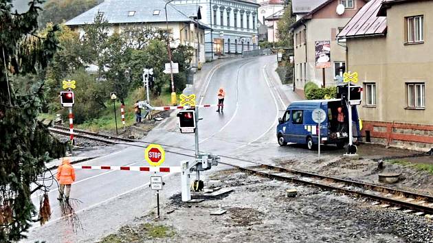 Nové závory na přejezdu v centru města jsou drahým špásem