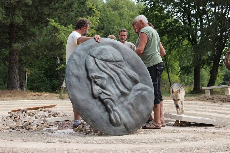 Na Růžovém paloučku dokončují 12metrový labyrint, který odkazuje na odchod Jana Amose Komenského.