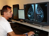 KVALITNÍ MODERNÍ PRACOVIŠTĚ v Palackého ulici v Trutnově zajišťuje důkladné vyšetření mamografem i ulrazvukem a lékařům specialistům umožňuje správné a včasné diagnostikování onemocnění na základě přesných informací.